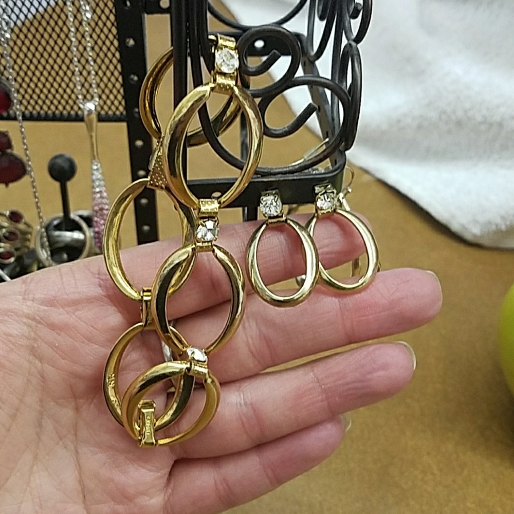 Avon Goldtone Earring & Bracelet Set